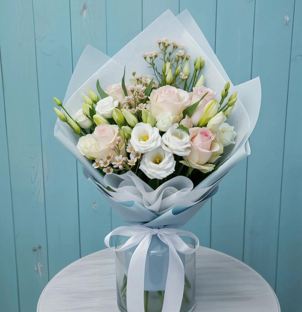 Букет цветов из: Розы и Лизиантусы в Тбилисской