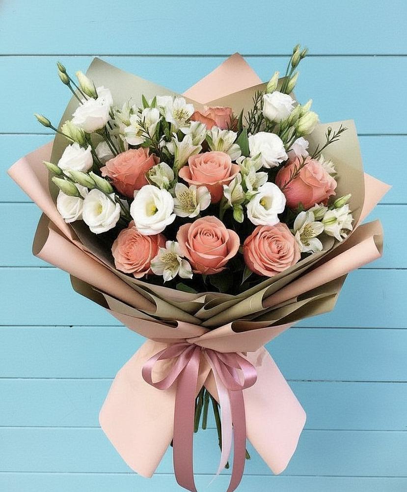 Букет цветов из: Розы, Альстромерии и Лизиантусы в Тбилисской