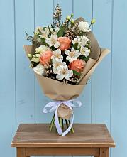 Букет цветов из:  Альстромерии, Лизиантусы, Розы и Хризантемы в Тбилисской