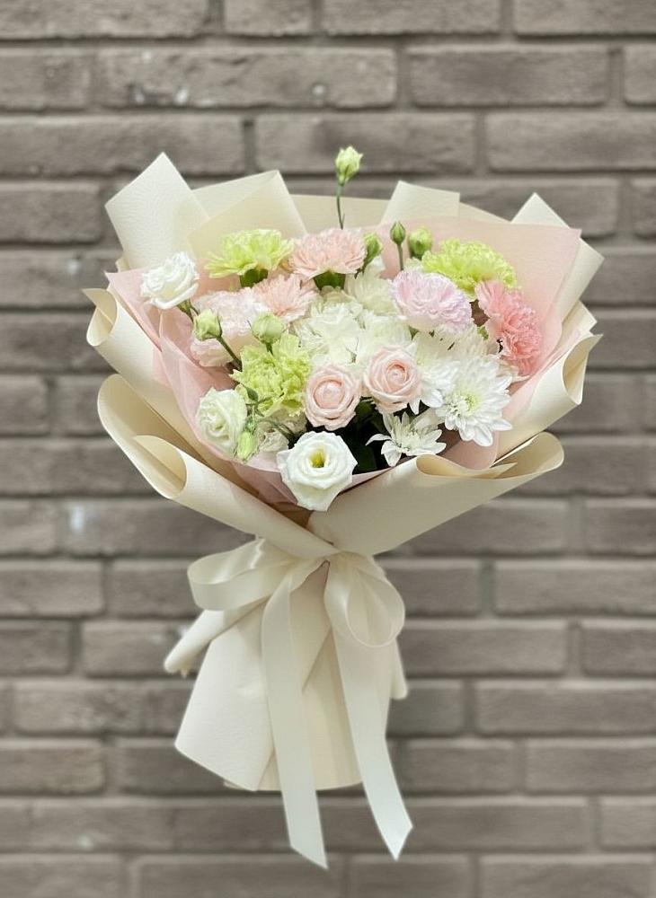 Букет цветов из: Гвоздики, Розы, Лизиантусы и Хризантемы в Тбилисской