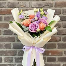 Букет цветов из:  Лизиантусы и Розы в Тбилисской