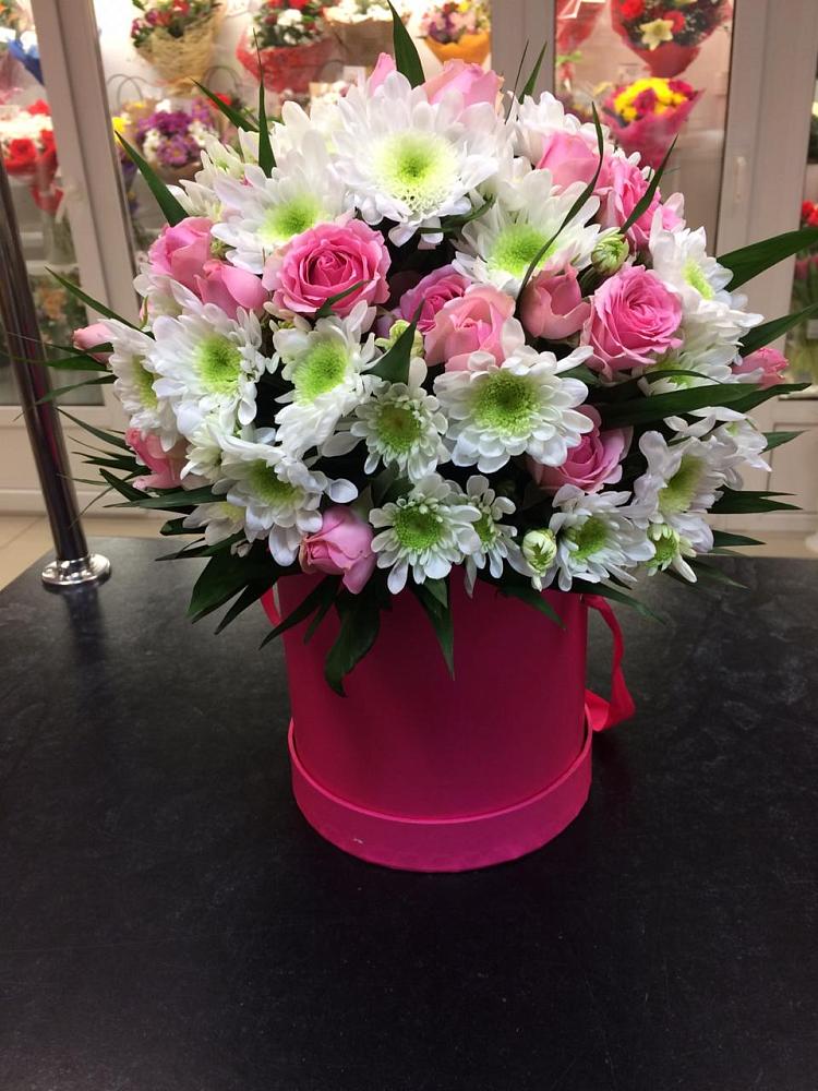 Цветочная композиция из Розы и Хризантемы в шляпной коробке в Тбилисской