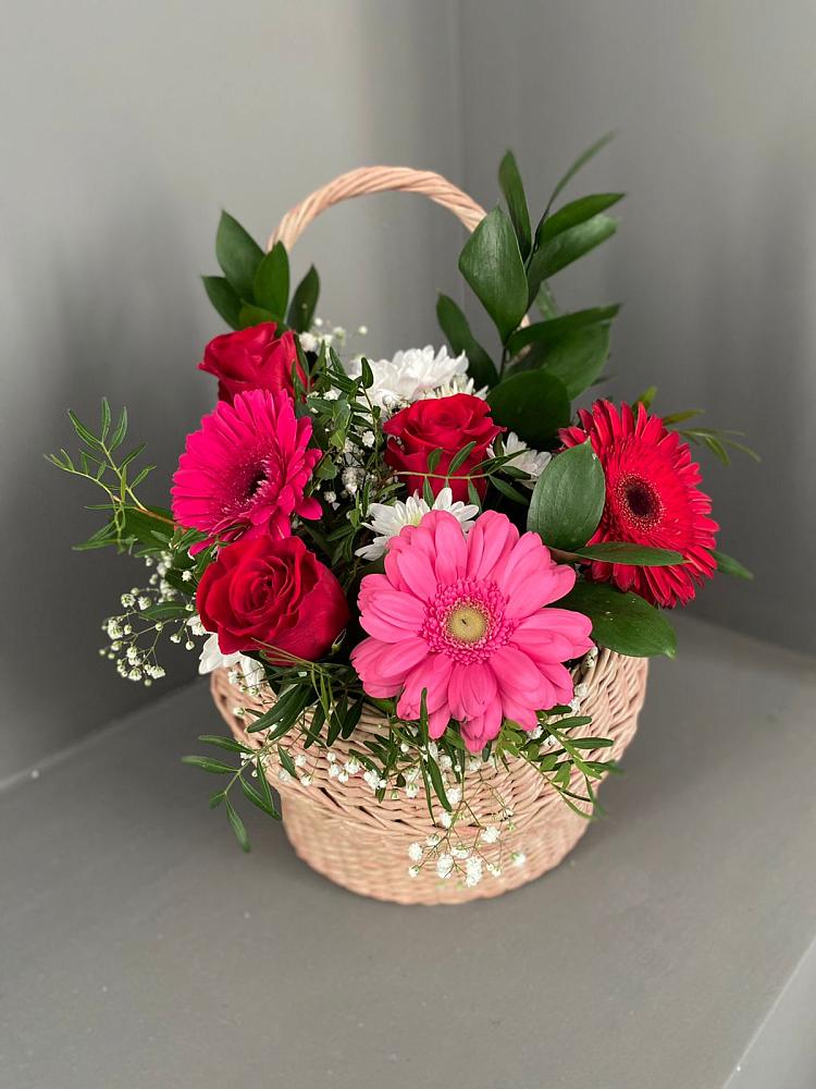 Цветочная композиция из Розы, Хризантемы и Герберы в корзине в Тбилисской