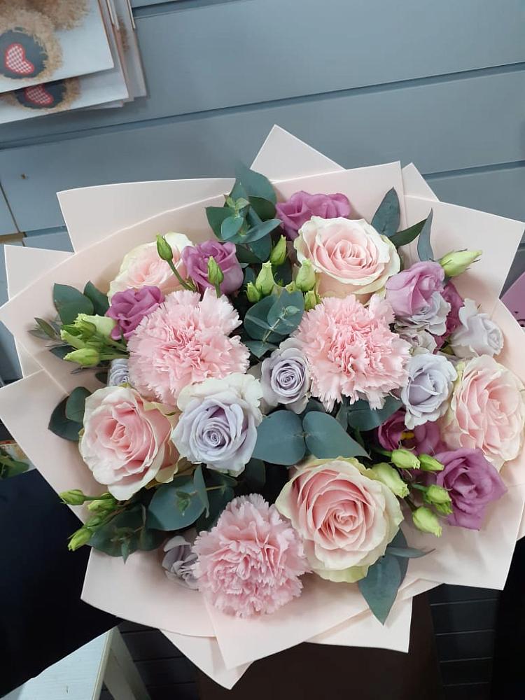 Букет цветов из: Розы, Гвоздики и Лизиантусы в Тбилисской